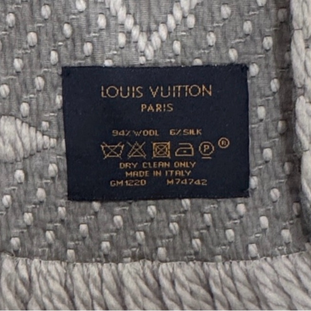 AUTHENTIC! Louis Vuitton Gray Monogram Scarf. PRICE REDUCED! Great condition! - Picture 4 of 8